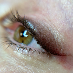 Técnica de micropigmentación de ojos en Santander