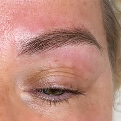 Técnica de micropigmentación de cejas en Santander